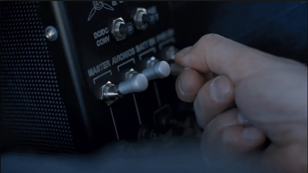 Hand bedient de master- en avionics-schakelaars
