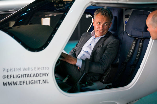 Minister Harbers bezoekt E-Flight Academy