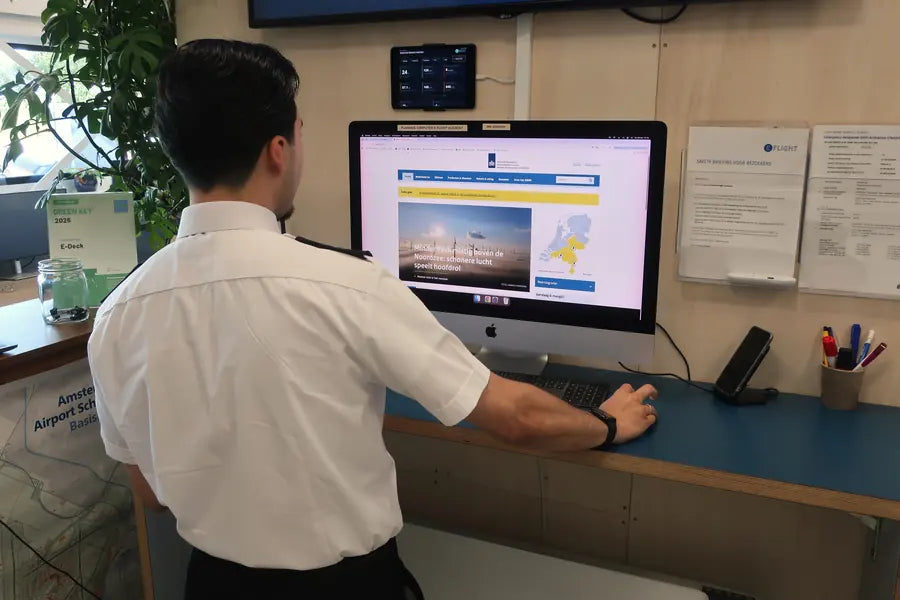 Der Student plant Flugstunden selbst über das Buchungssystem in E-Deck ein