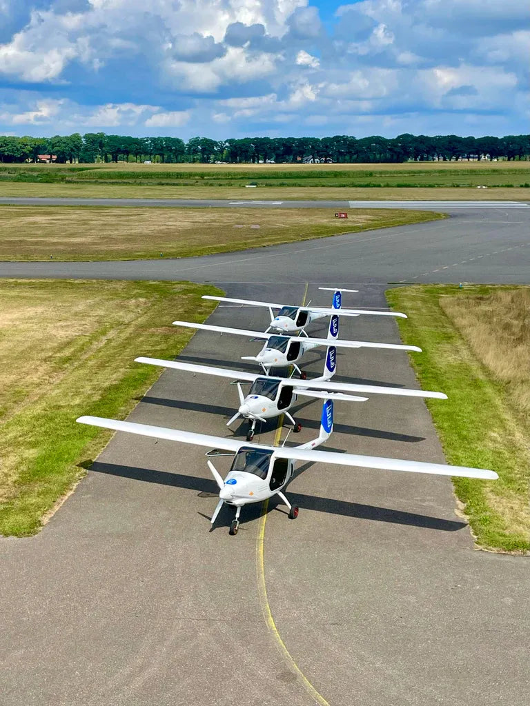 Vier Velis Electro's in een rij, gezien van boven